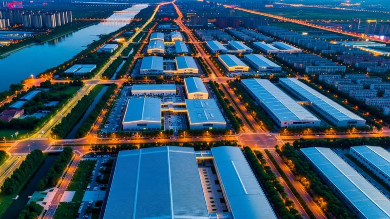 选择搬家公司时，首先要考察其资质。正规搬家公司应具备以下条件：